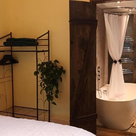 Room With Luxury Private Bathroom & Independent Entrance Near Tube Лондон Экстерьер фото