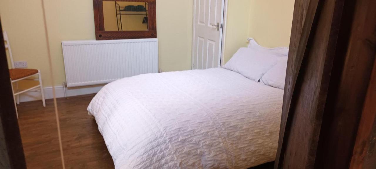 Room With Luxury Private Bathroom & Independent Entrance Near Tube Лондон Экстерьер фото