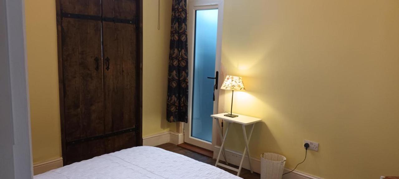 Room With Luxury Private Bathroom & Independent Entrance Near Tube Лондон Экстерьер фото