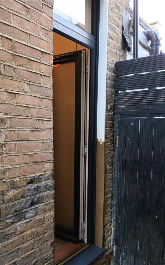 Room With Luxury Private Bathroom & Independent Entrance Near Tube Лондон Экстерьер фото