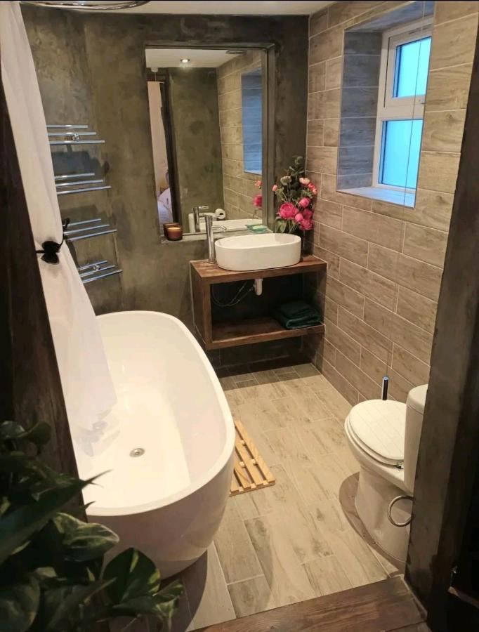 Room With Luxury Private Bathroom & Independent Entrance Near Tube Лондон Экстерьер фото
