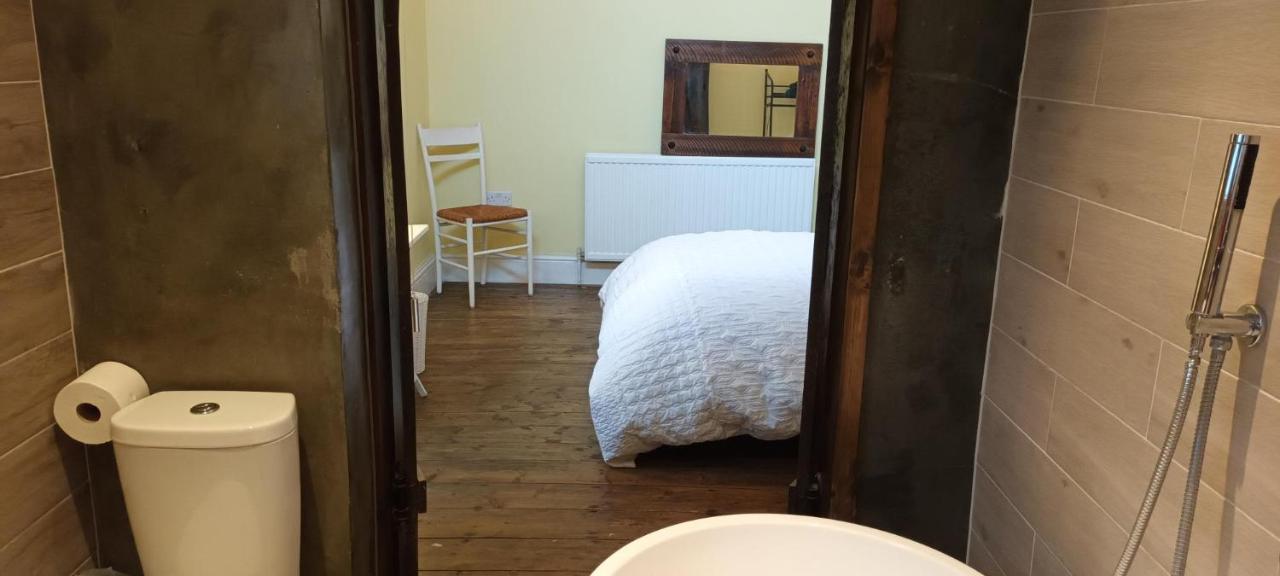 Room With Luxury Private Bathroom & Independent Entrance Near Tube Лондон Экстерьер фото
