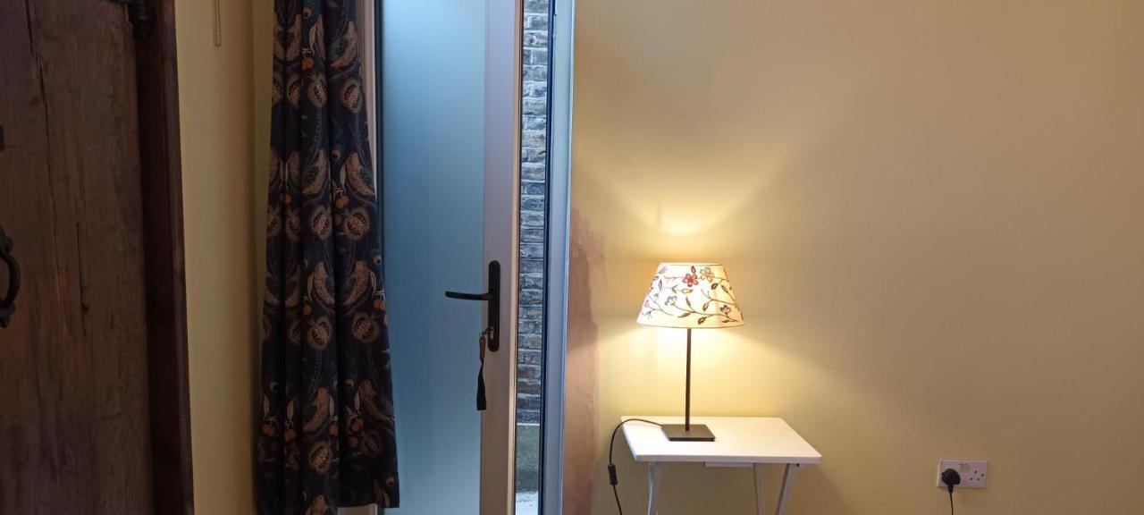 Room With Luxury Private Bathroom & Independent Entrance Near Tube Лондон Экстерьер фото