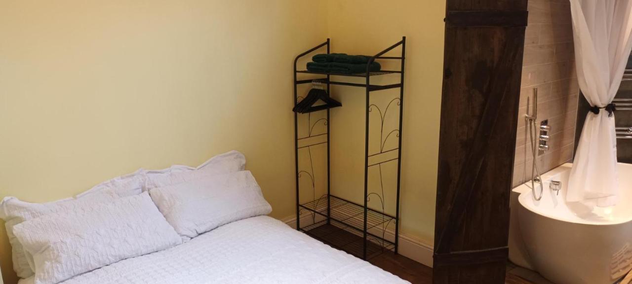 Room With Luxury Private Bathroom & Independent Entrance Near Tube Лондон Экстерьер фото