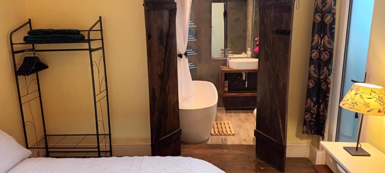 Room With Luxury Private Bathroom & Independent Entrance Near Tube Лондон Экстерьер фото
